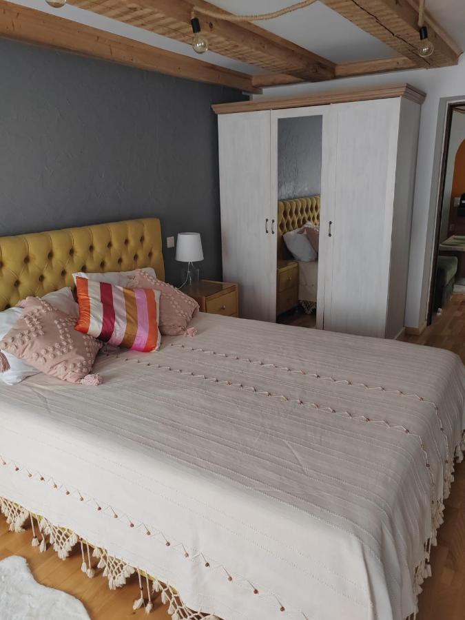 Appartamento Evelyn'S Place Braşov Esterno foto